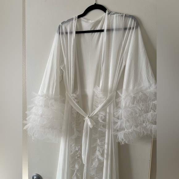 Elegant White Sheer Robe - Picture 2 of 3